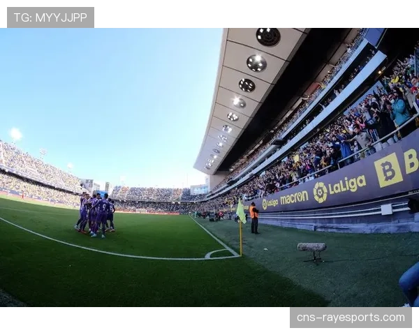 加的斯保级关键战后,主帅与全队绕场感谢主场球迷不离不弃 加的斯保级关键战后,主帅与全队绕场感谢主场球迷不离不弃